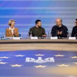 Ilze Juhansone (l-r), Generaldirektorin im Generalsekretariat der Europäischen Kommission, Ursula von der Leyen, Präsidentin der Europäischen Kommission, Wolodymyr Selenskyj, Präsident der Ukraine, Denys Schmyhal, Ministerpräsident der Ukraine, und Julija Swyrydenko, Wirtschaftsministerin der Ukraine, nehmen am EU-Ukraine-Gipfel teil.