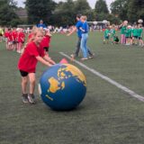 Kind rollt eine Weltkugel