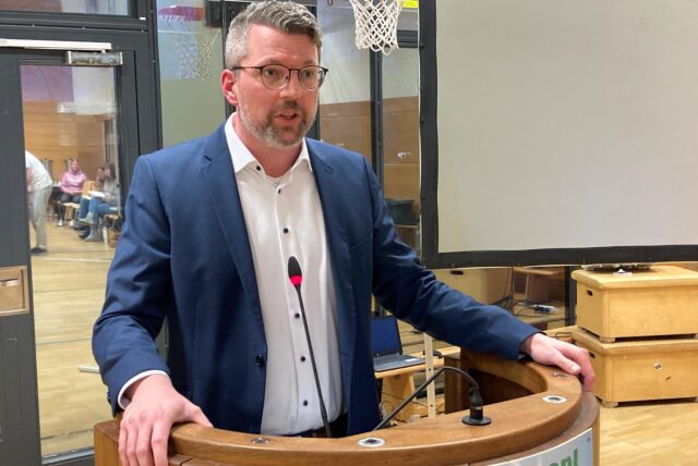 CDU-Fraktionschef Thomas Terhorst auf dem Rednerpodest im Stadtrat