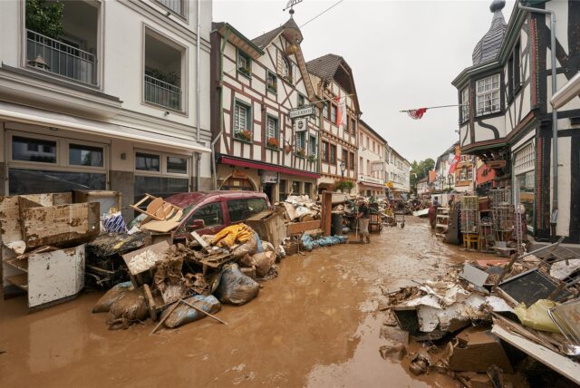 Bad Neuenahr-Ahrweiler 2021 gleich nach der Flutkatastrophe:  Anwohner und Ladeninhaber versuchten, ihre Häuser vom Schlamm zu befreien und unbrauchbares Mobiliar nach draußen zu bringen.