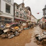 Bad Neuenahr-Ahrweiler 2021 gleich nach der Flutkatastrophe:  Anwohner und Ladeninhaber versuchten, ihre Häuser vom Schlamm zu befreien und unbrauchbares Mobiliar nach draußen zu bringen.