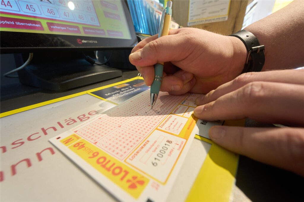 Ein Lottospieler füllt in einer Lotto-Annahmestelle einen Spielschein aus. Ein Lottospieler füllt in einer Lotto-Annahmestelle einen Spielschein aus.