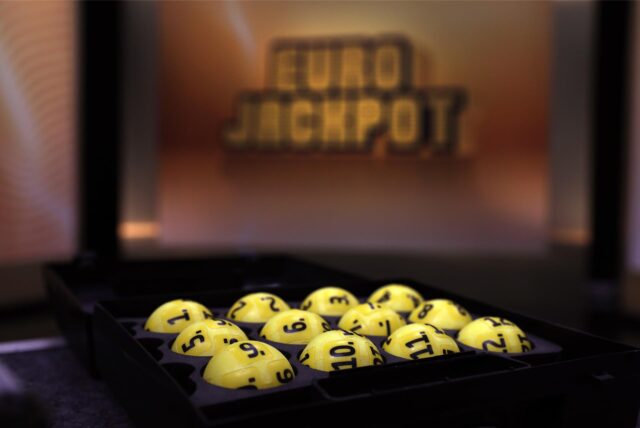 Eurojackpot-Kugeln in einem aufgeklappten Koffer im Eurojackpot-Studio.