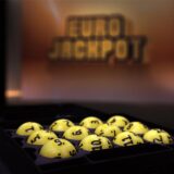 Eurojackpot-Kugeln in einem aufgeklappten Koffer im Eurojackpot-Studio.
