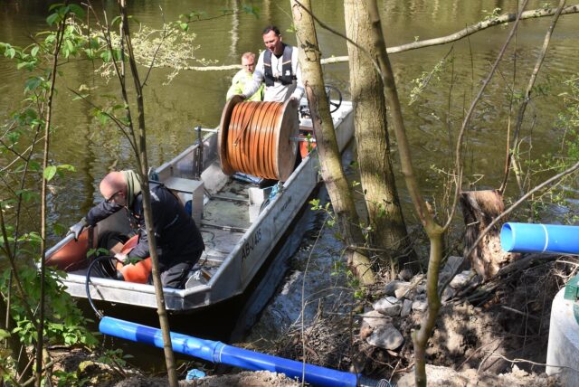 Wasser-Fachleute verbinden den Schlauch mit der Kompressor-Zuleitung.