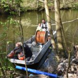 Wasser-Fachleute verbinden den Schlauch mit der Kompressor-Zuleitung.