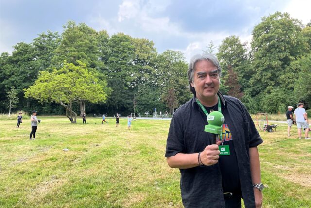MZ-Redakteur Patrick Köllner berichtet live aus dem Gänsebrink vom Sport im Park, wo im Hintergrund bereits Baseball gespielt wird.