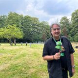 MZ-Redakteur Patrick Köllner berichtet live aus dem Gänsebrink vom Sport im Park, wo im Hintergrund bereits Baseball gespielt wird.
