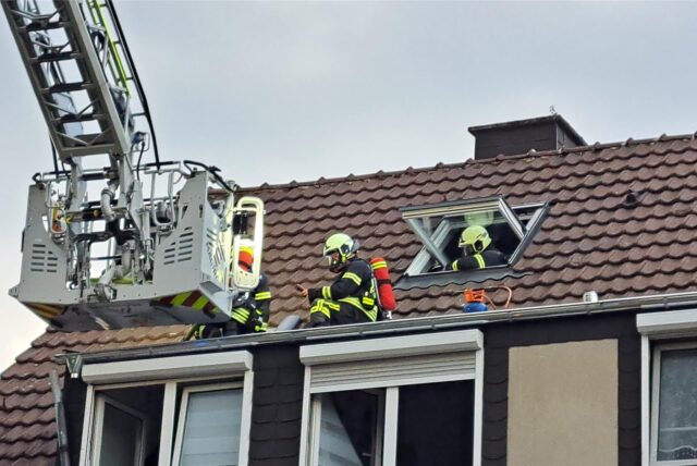 Bei Arbeiten an einem Dachstuhl entzündete sich am Montagabend ein Brand. Die Feuerwehr setzte eine Drehleiter ein.