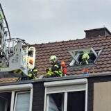 Bei Arbeiten an einem Dachstuhl entzündete sich am Montagabend ein Brand. Die Feuerwehr setzte eine Drehleiter ein.