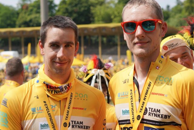 Geschafft: Max und Tim Senges bei ihrer Ankunft in Paris am 7. Tag.