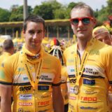 Geschafft: Max und Tim Senges bei ihrer Ankunft in Paris am 7. Tag.