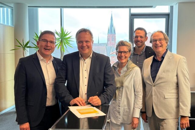 Besiegelten den Vertrag zwischen Energiegenossenschaft und Kirchengemeinde: Henning Henke (Vorstandsvorsitzender Energiegenossenschaft), Pfarrer Michael Ostholthoff, Cordula Borgsmüller (Verbundleiterin der Tageseinrichtungen), Maik Dannapfel (Verwaltungsreferent St. Sixtus) sowie Carsten Schier (Stellv. Vorstandsvorsitzender der Energiegenossenschaft).