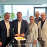 Besiegelten den Vertrag zwischen Energiegenossenschaft und Kirchengemeinde: Henning Henke (Vorstandsvorsitzender Energiegenossenschaft), Pfarrer Michael Ostholthoff, Cordula Borgsmüller (Verbundleiterin der Tageseinrichtungen), Maik Dannapfel (Verwaltungsreferent St. Sixtus) sowie Carsten Schier (Stellv. Vorstandsvorsitzender der Energiegenossenschaft).