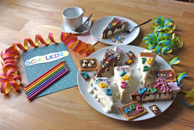 Mit nur wenigen Handgriffen lässt sich eine tolle Kaffeetafel für die Einschulung zaubern.
