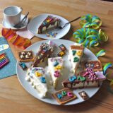 Mit nur wenigen Handgriffen lässt sich eine tolle Kaffeetafel für die Einschulung zaubern.