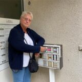 Monika Tack zeigt auf den maroden Klingelkasten des Hochhauses Pommernstraße 3 in Marl