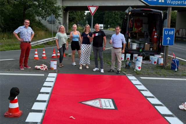 Auf dem Bild sind mehrere Personen des SPD-Ortsvereins Sinsen an der Straßenkreuzung L522/L551 zu sehen. Die Personen stehen am Straßenrand und auf dem Bürgersteig.