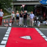 Auf dem Bild sind mehrere Personen des SPD-Ortsvereins Sinsen an der Straßenkreuzung L522/L551 zu sehen. Die Personen stehen am Straßenrand und auf dem Bürgersteig.