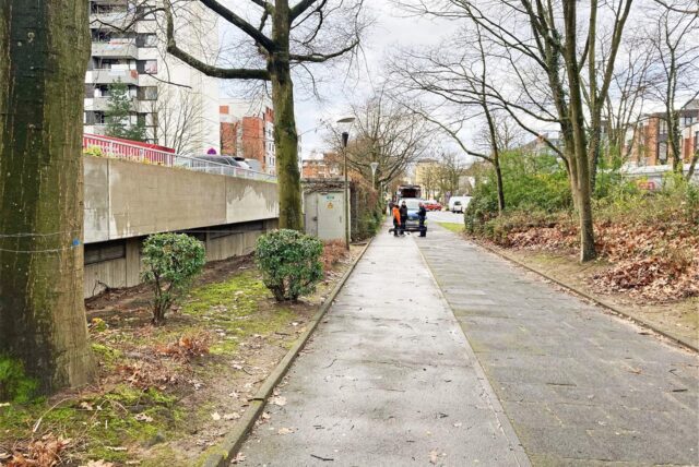 Ein Geh- und Radweg in Erkrath, über den ein quer ein dünnes, aber für Radfahrer gefährliches Drahtseile gespannt ist.