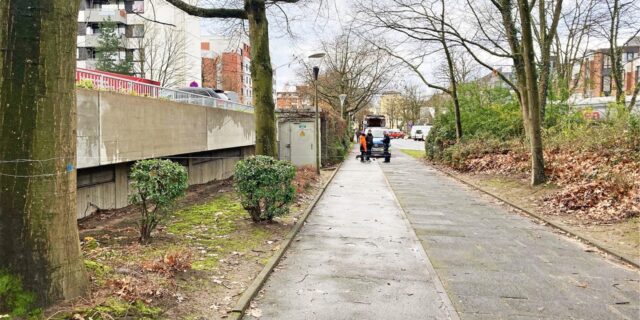 Ein Geh- und Radweg in Erkrath, über den ein quer ein dünnes, aber für Radfahrer gefährliches Drahtseile gespannt ist.