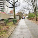 Ein Geh- und Radweg in Erkrath, über den ein quer ein dünnes, aber für Radfahrer gefährliches Drahtseile gespannt ist.