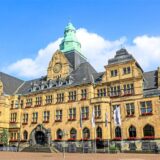 Links eine Ansicht des Rathauses in Recklinghausen, rechts ein Porträt von Bürgermeister Christoph Tesche