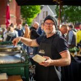 Ein Gastronom gibt Suppe aus.