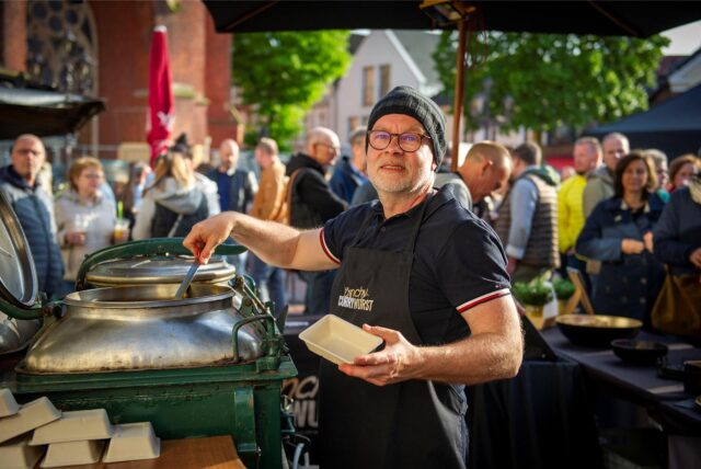 Ein Gastronom gibt Suppe aus.
