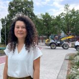 Projektleiterin Sarah Loch vom Stadtentwicklungsamt Herten am Bramhügel, im Hintergrund ein Bagger.