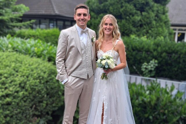 Lena und Patrick Bädke stehen nach ihrer Trauung vor der Kirche St. Maria Heimsuchung in Herten-Langenbochum.