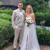 Lena und Patrick Bädke stehen nach ihrer Trauung vor der Kirche St. Maria Heimsuchung in Herten-Langenbochum.