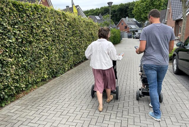 Eltern, die am Handy daddeln oder chatten