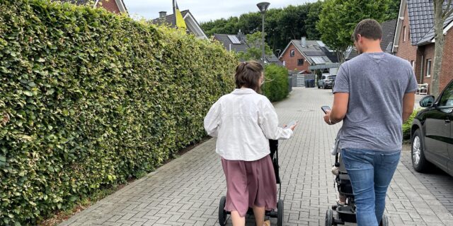 Eltern, die am Handy daddeln oder chatten