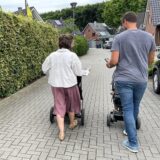 Eltern, die am Handy daddeln oder chatten