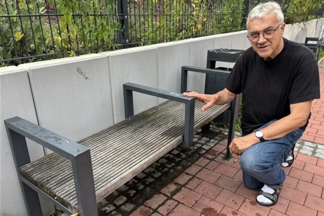 Gastkirchen-Pfarrer Ludger Ernsting vor einer Bank mit eingebauter Mittellehne in der Sterngassse in Recklinghausen.