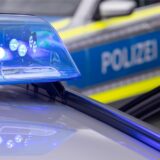 Ein Blaulicht auf dem Dach eines Polizeifahrzeugs.