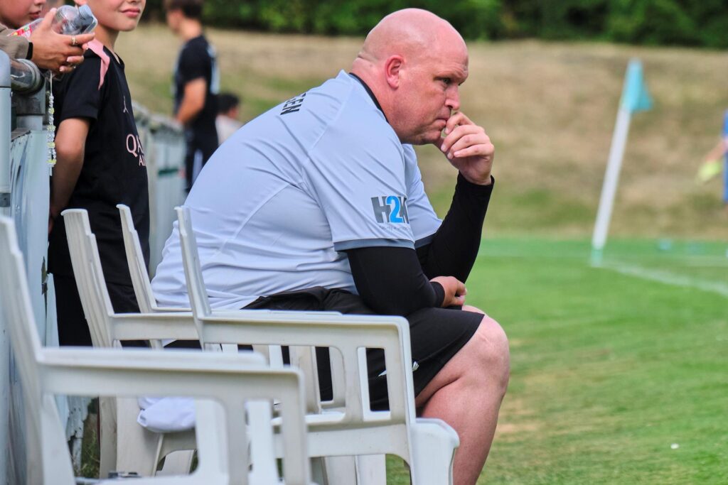 Ein bedienter Blick bei Sodingens neuem Coach Christian Knappmann in der ersten Runde des Cranger Kirmes Cups 2025. Ein bedienter Blick bei Sodingens neuem Coach Christian Knappmann in der ersten Runde des Cranger Kirmes Cups 2025.