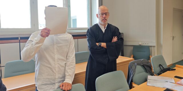 Bestreitet die schweren Vorwürfe: Der Ex-Türsteher neben seinem Verteidiger Stefan Tierel im Essener Landgericht.