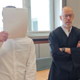 Bestreitet die schweren Vorwürfe: Der Ex-Türsteher neben seinem Verteidiger Stefan Tierel im Essener Landgericht.