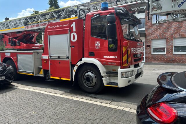 Feuerwehrauto mit Drehleiter auf einer Straße