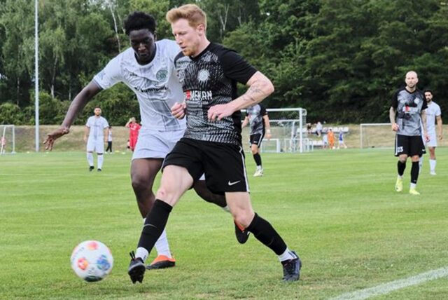 Niklas Flink (r.) und der SV Wanne 1911 haben den SV Sodingen mit 6:0 abgeschossen.