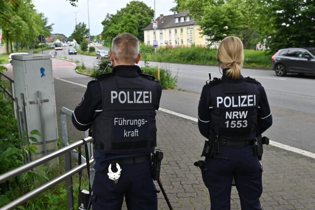 Polizei bei Geschwindigkeitsmessungen.