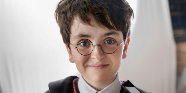 Dominic McLaughlin spielt Harry Potter.