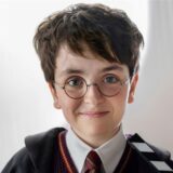 Dominic McLaughlin spielt Harry Potter.