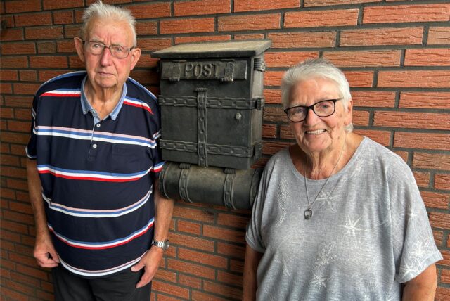 Dieter und Karin Hake stehen neben ihrem Briefkasten am Haus.