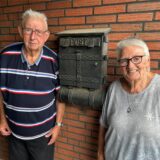 Dieter und Karin Hake stehen neben ihrem Briefkasten am Haus.