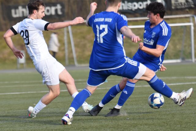 Ein packendes Duell könnten sich die beiden A-Kreisligisten Teutonia SuS Waltrop, hier mit Tim Meier (l.), und Borussia Ahsen, mit Torben Monno (vorne rechts), in der zweiten Runde des Kreispokals liefern.