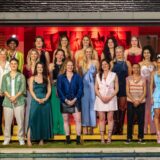 Die Kandidatinnen bei „Princess Charming“ 2025 (von oben links nach unten rechts):  Alia, Marlene, Julia, Kelly, Caro, Lara, Fiona, Kim, Donija, Johanna, Lotti, Seinep, Shirine, Vanessa, Bianca, Anna, Jeni und Chantal-Jale