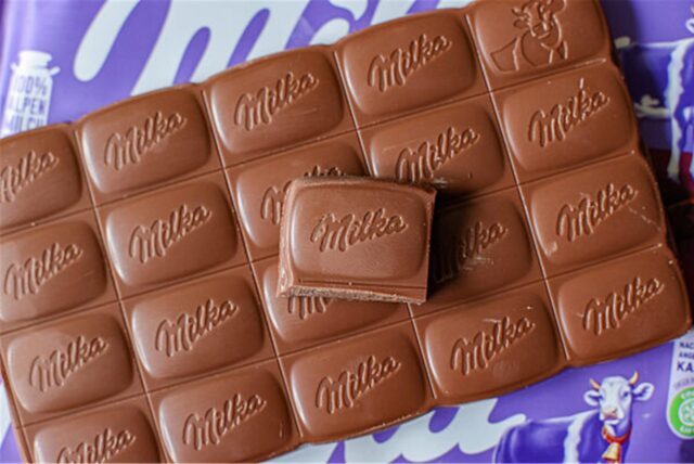 Eine Tafel Milka Alpenmilch Schokolade liegt auf einem Tisch.